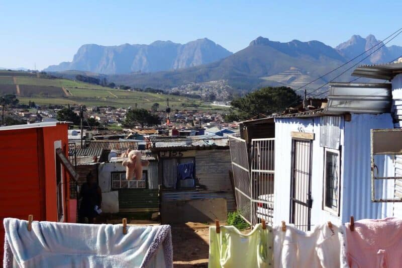 Wäscheleine mit aufgehängter Wäsche, im Hintergrund eine malerische Berglandschaft