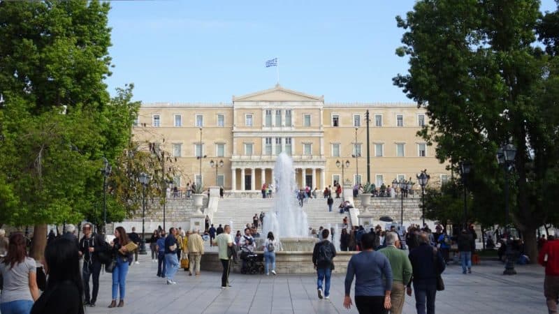 Griechisches Parlament auf dem Syntagma-Platz in Athen