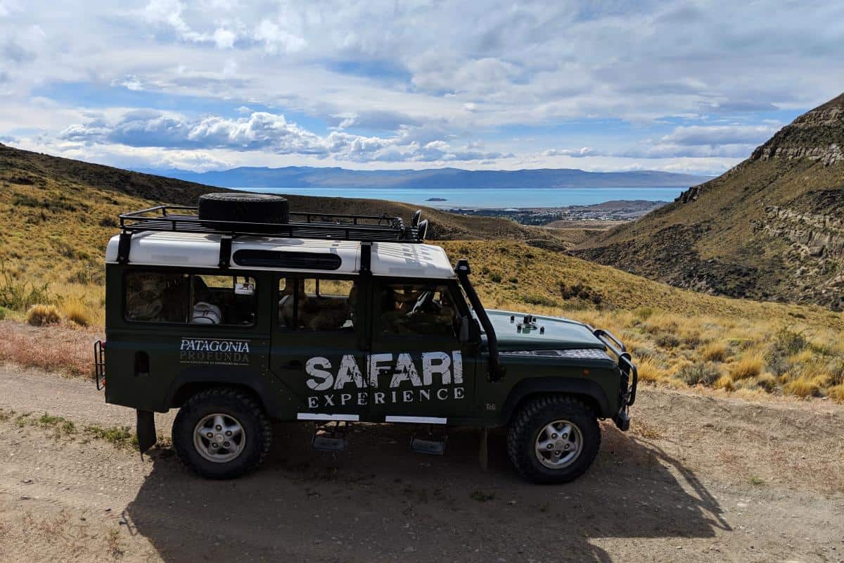 Jeep vor dem Lago Argentino und El Calafate