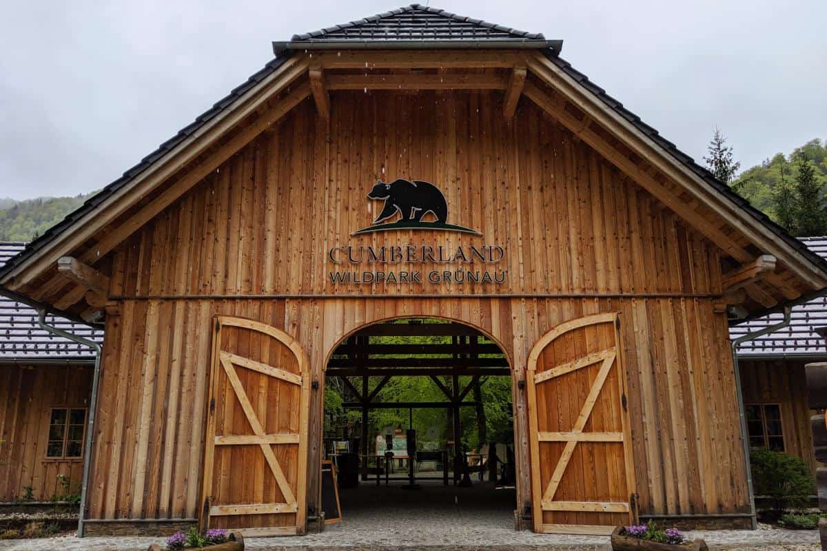Das Eingangsportal des Cumberland Wildpark Grünau - ein Kooperationspartner von Waldness