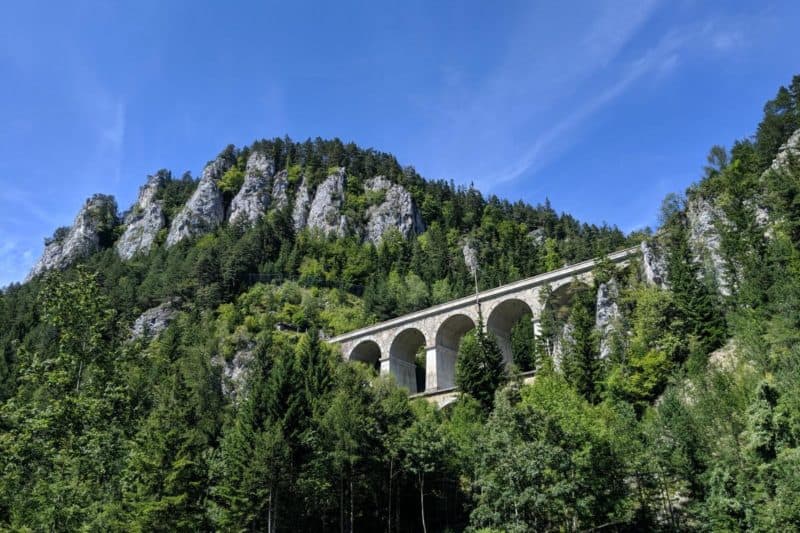 Krauselklause-Viadukt mit Bergen und Wald