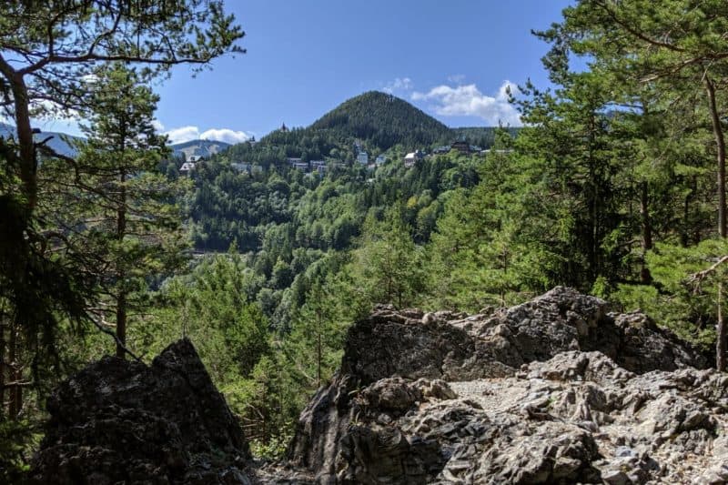 Aussicht auf Semmering-Kurort gerahmt von Wald und Felsen