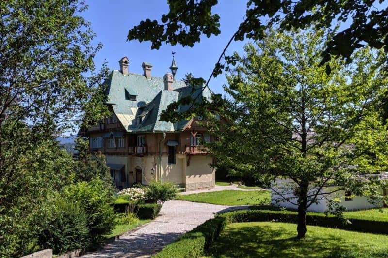 Villa mit grünem Dach und hölzernen Balkonen in Semmering-Kurort