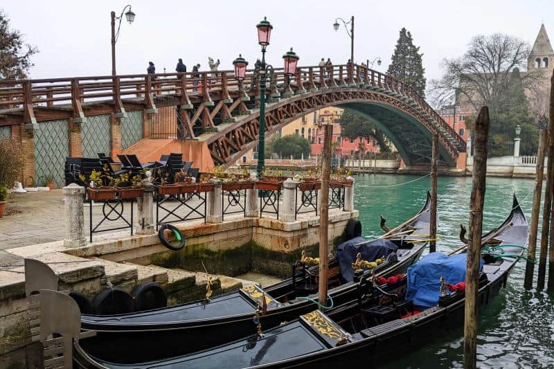 Holz-Metall-Konstruktion der Akademiebrücke in Venedig mit zwei Gondeln im Vordergrund