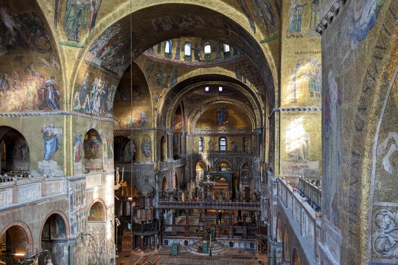 Goldmosaike in den Gewölben des Markusdoms in Venedig