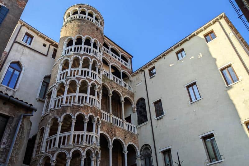 Wendeltreppe mit Rundbögen an der Außenfassade des Palazzo Contarini del Bovolo in Venedig