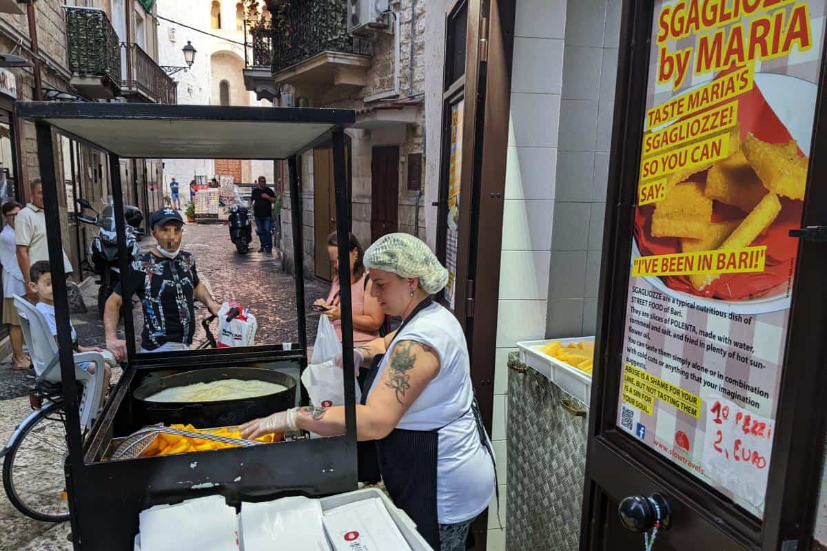 Straßenstand mit frittierten Polentaschnitten in Bari