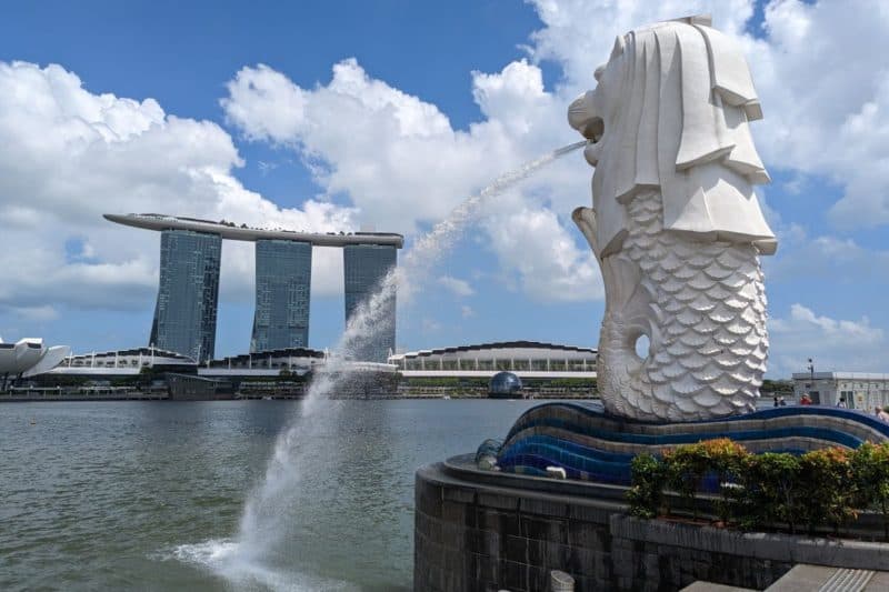 Merlion-Statue in Singapur mit den Türmen des Marina Bay Sands Hotel im Hintergrund