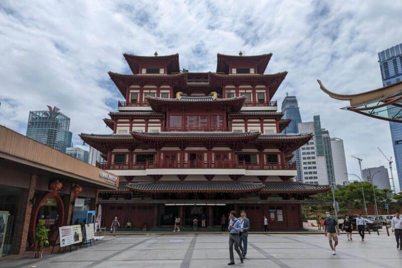 Der mehrstöckige Buddha Tooth Relic Temple in Singapur mit seinen Pagodendächern