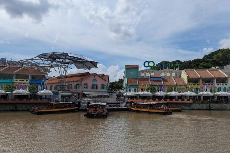 Zu Restaurants umgewidmete Kaufmannshäuser am Clarke Quay in Singapur