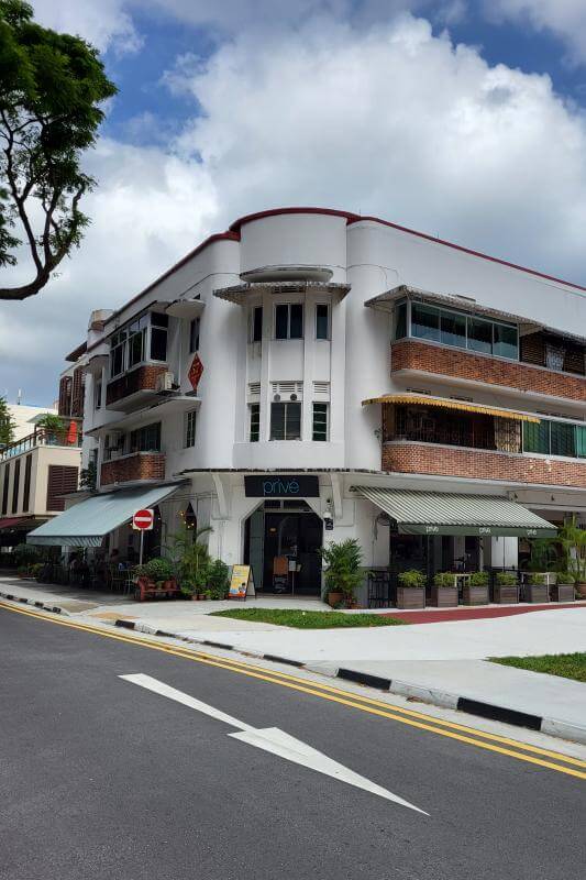 Abgerundete 30er-Jahre-Fassade eines Gebäudes im Viertel Tiong Bahru in Singapur
