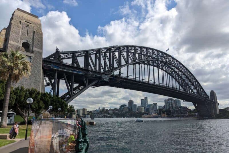 Panoramablick auf die Sydney Harbour Bridge in Sydney