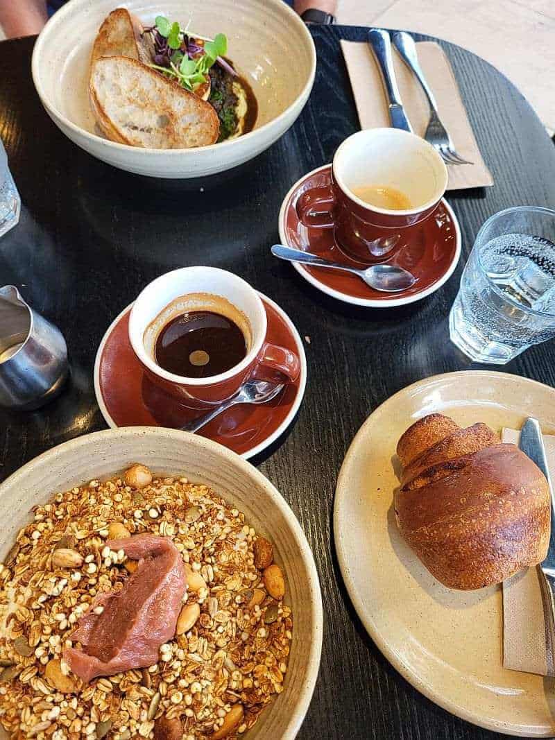 Verschiedene Frühstücksgerichte in einem Café in Auckland