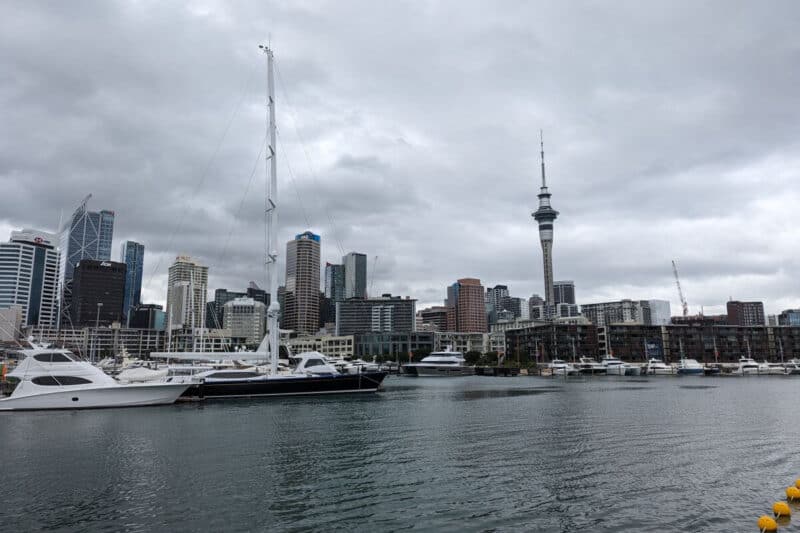 Harbourfront in Auckland mit Sky Tower, Hochhäusern und Booten