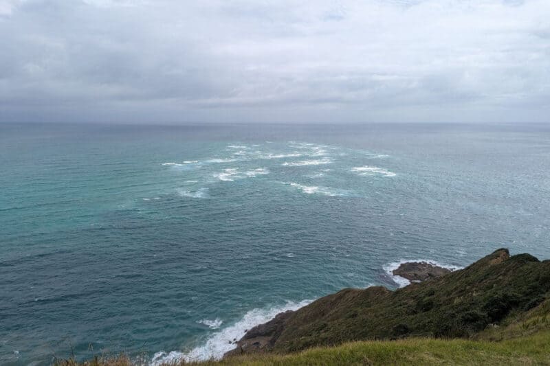 Zusammenfluss von Tasmansee und Pazifischem Ozean am Cape Reinga