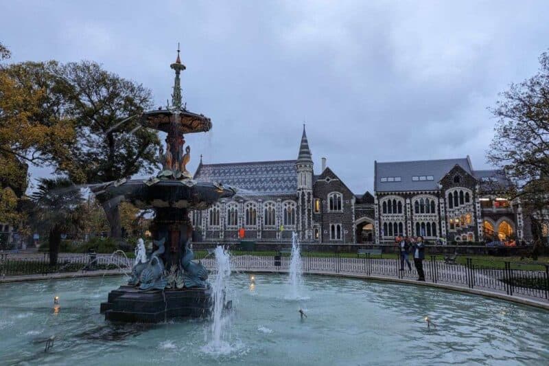 Neugotische Gebäude säumen den Springbrunnen des Botanischen Gartens in Christchurch