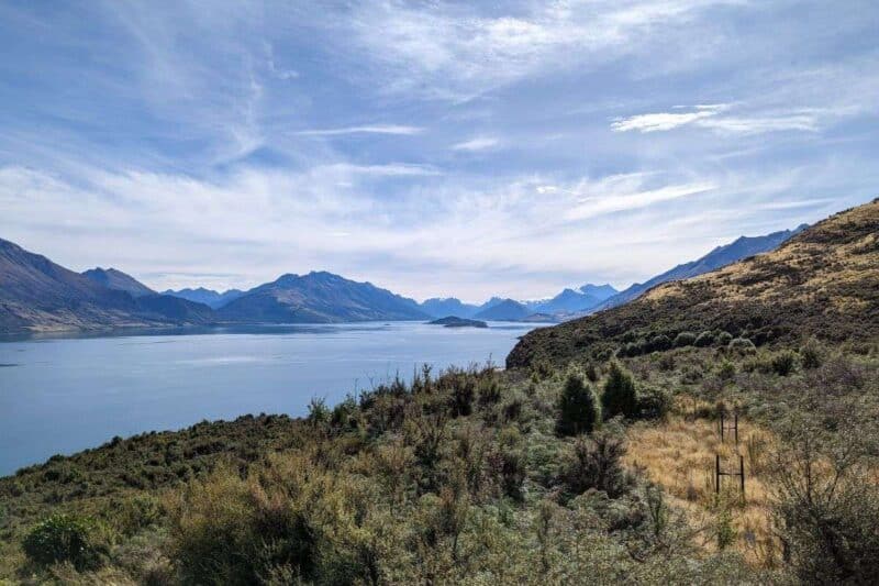 Blick auf den Lake Wakatipu mit Berglandschaften im Hintergrund