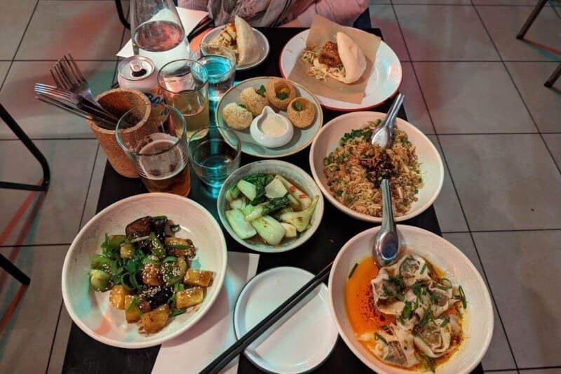 Verschiedene Gerichte der neuseeländisch-asiatischen Fusionsküche in einem Restaurant in Wellington