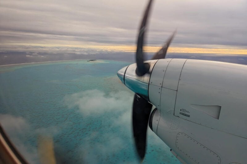 Blick aus dem Flugzeug auf die blaue und kristallklare Lagune von Aitutaki