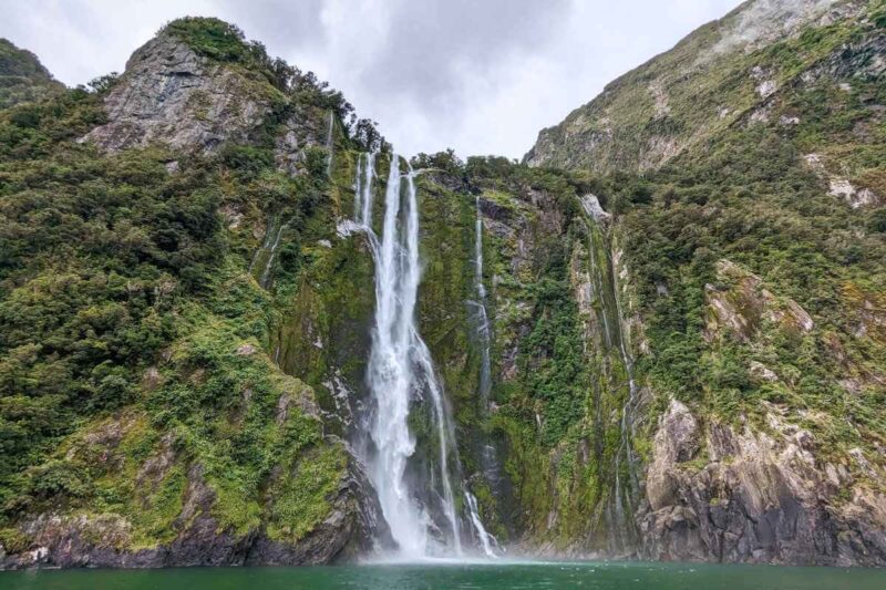 Wasserfall an einer Steilklippe im Milford Sound