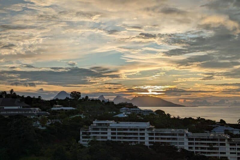 Sonnenuntergang auf Tahiti mit der Silhouette von Moorea
