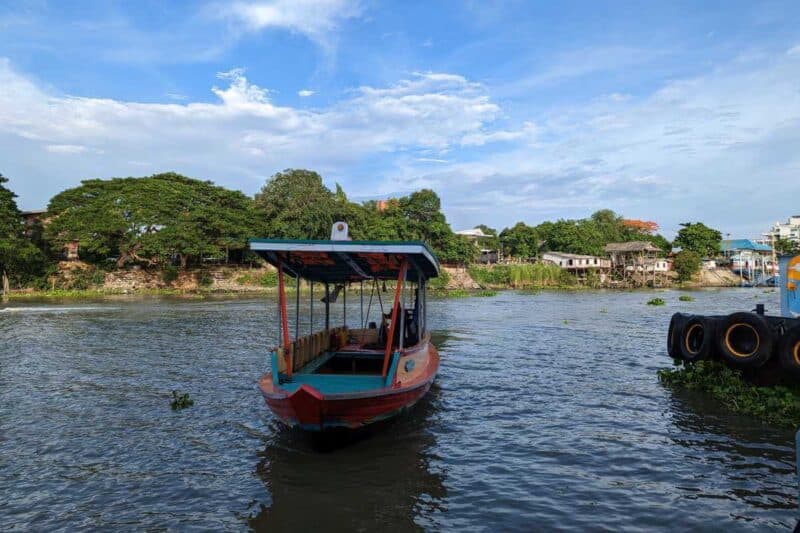 Kleines Fährboot zur Überfahrt auf das Inselzentrum von Ayutthaya