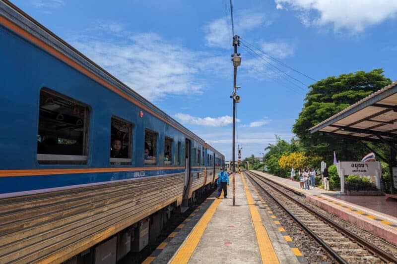 Zug am Bahnsteig in Ayutthaya