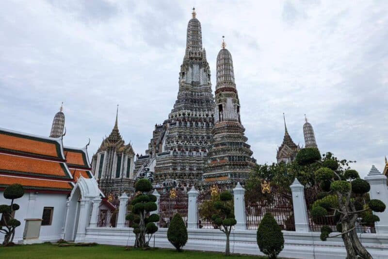 Die prachtvoll verzierten Türme des Wat Arun in Bangkok