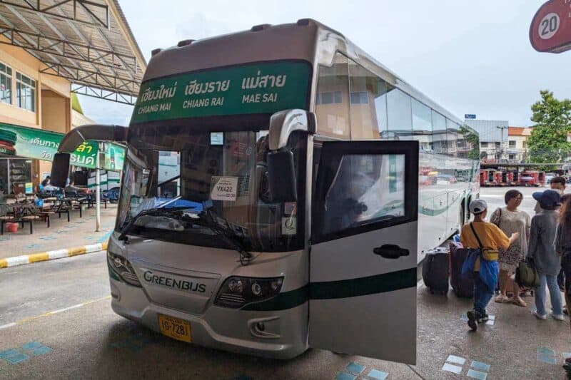 Fernbus mit der Aufschrift Chiang Mai, Chiang Rai, Mae Sai in Thai- und lateinischen Schriftzeichen