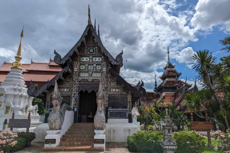 Reich verzierte Tempelgebäude des Wat Chedi Luang in Chiang Mai