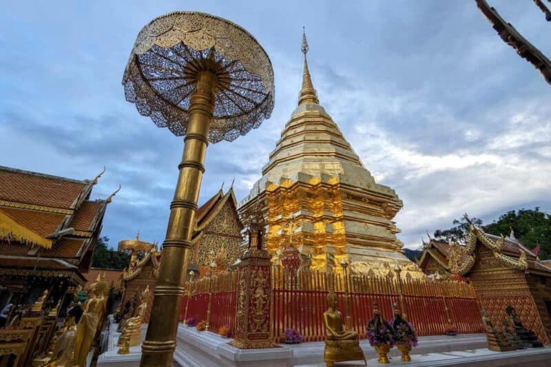Goldene Pagode mit goldenen Verzierungen im Wat Doi Suthep in Chiang Mai