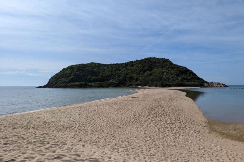 Eine lange Sandbank verbindet die kleine vorgelagerte Insel Koh Ma mit Koh Phangan