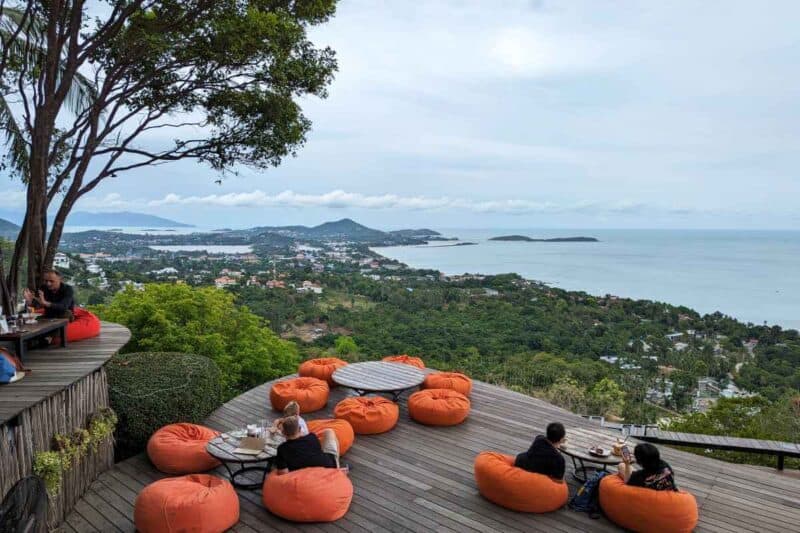 Sitzkissen mit Aussicht über die Insel im Jungle Club auf Koh Samui