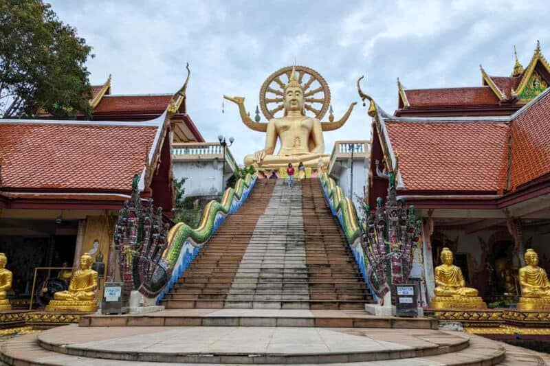 Über einer langen Treppe thront der große golden Buddha des Wat Phra Yai auf Koh Samui