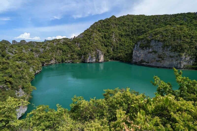 Der blaugrüne Emerald Lake umringt von bewachsenen Felsen auf Koh Mae Ko im Mu Koh Ang Thong Marine Park