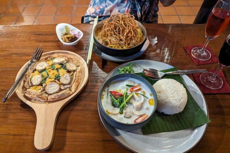 Verschiedene thailändische Gerichte auf einem Tisch