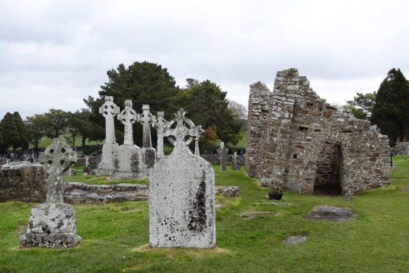 Grabkreuze neben einer verfallenen Kapelle in Clonmacnoise
