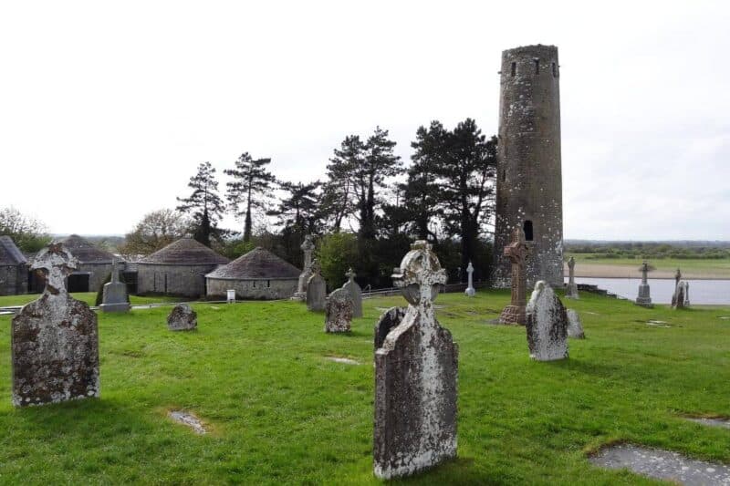 Grabkreuze und ein Rundturm in Clonmacnoise