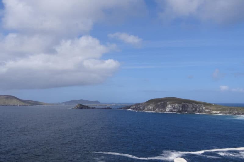Blick auf das felsige Kap von Dunmore Head mit mehreren kleinen Inseln im Hintergrund