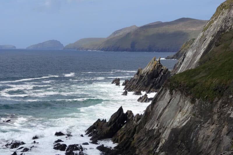 Schroff gezackte Felsen ragen auf der Dingle-Halbinsel aus dem Meer