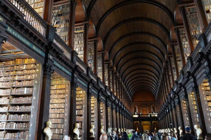 Regalreihen mit alten Büchern im Long Room des Trinity College