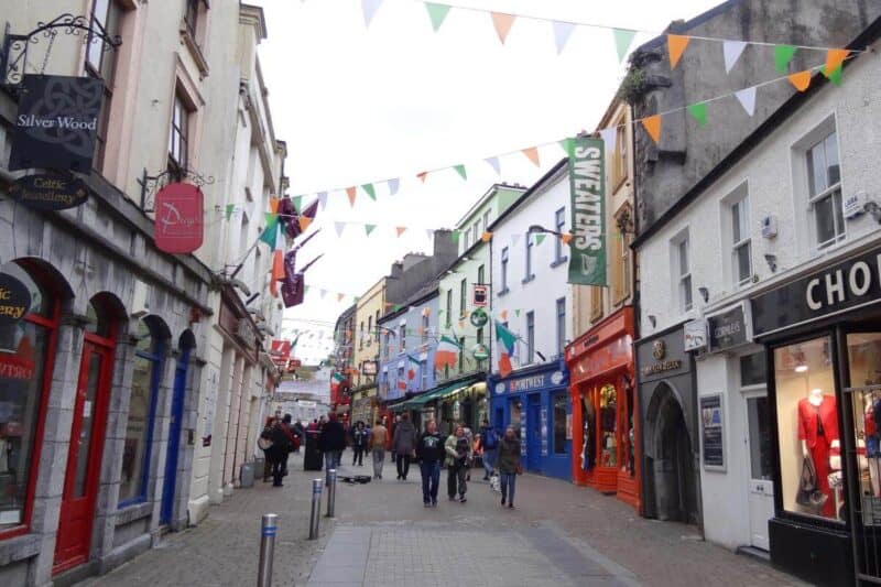 Mit Wimpel in den irischen Farben grün, weiß und orange geschmückte Fußgängerzone in Galway