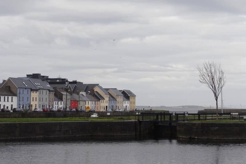 Bunte Häuserfassaden an der Hafenpromenade in Galway