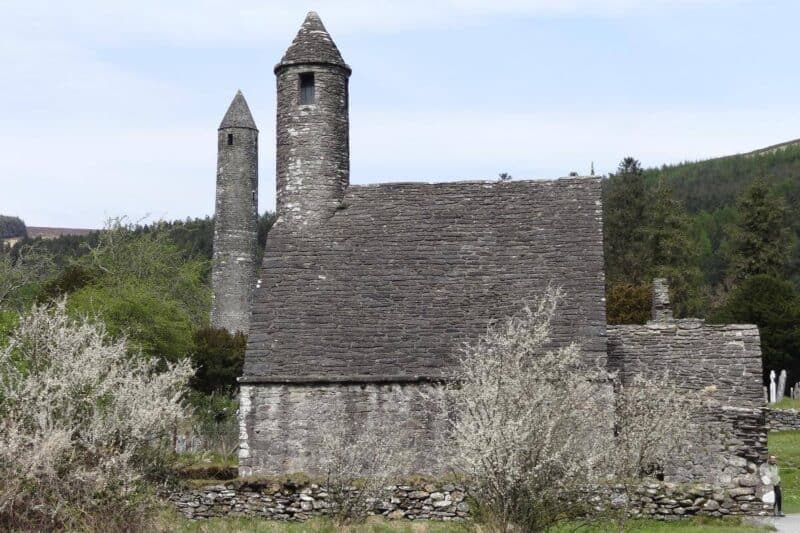 Die steinerne St. Kevin's Church und der Rundturm der Klostersiedlung in Glendalough