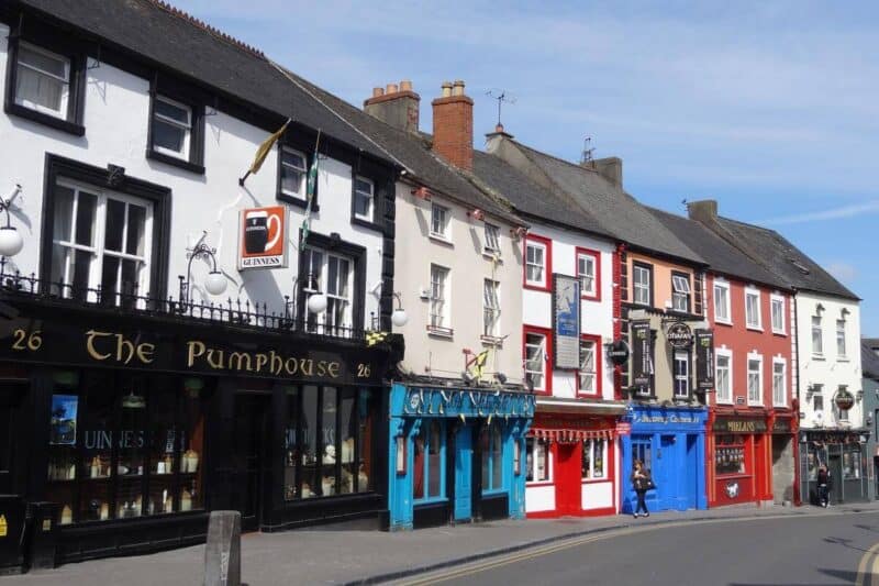 Bunte Häuserfassaden mit Pubs und Geschäften in Kilkenny