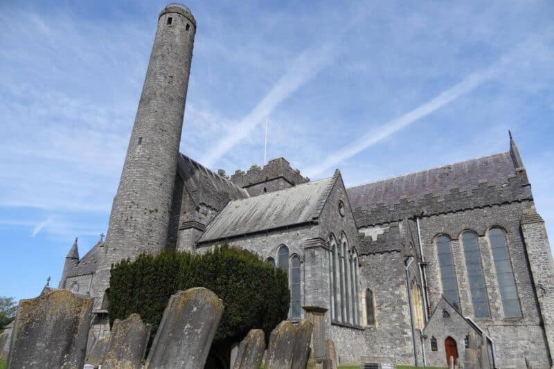 Rundturm und Längsschiff der Sankt-Cainnech-Kathedrale in Kilkenny