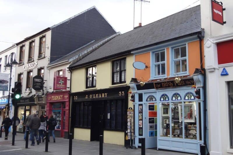 Kleine, bunte Häuser mit Geschäften und Pubs auf der High Street in Killarney