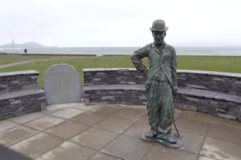 eine metallene Statue erinnert an Charlie Chaplins regelmäßige Besuche in Waterville