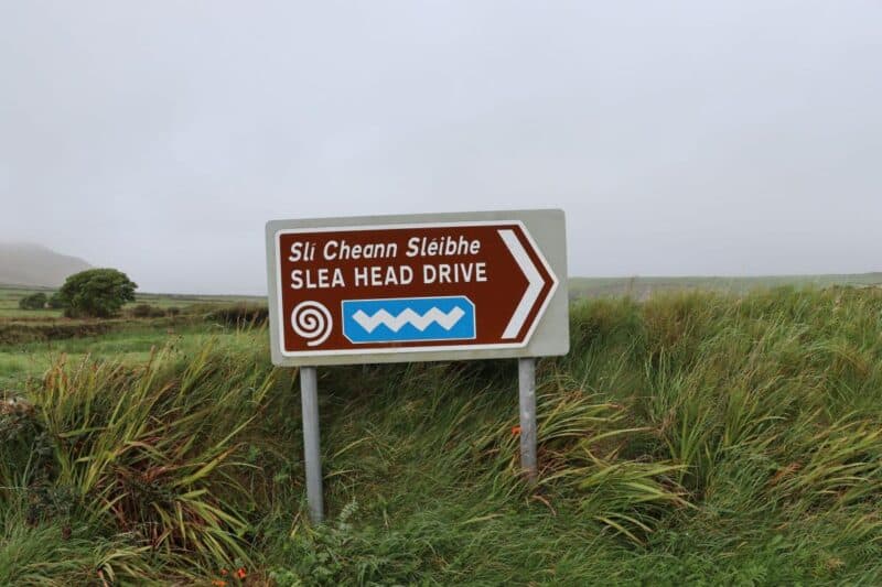 Straßenschild mit zweisprachiger Aufschrift Sli Cheann Sleibhe / Slea Head Drive