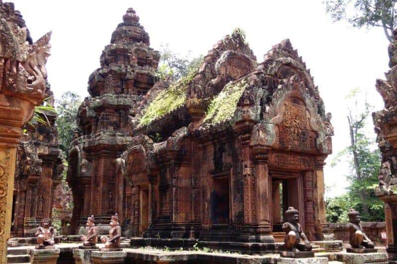 Fein verziertes Tempelgebäude in Banteay Srei